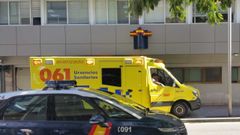 Ambulancia en el exterior de la comisar�a de polic�a de Pontevedra