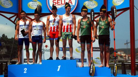 Llamedo y V�zquez, Gonz�lez y Mart�nez y Macgregor y Birkett, en el podio de K2