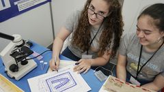 Esta celebraci�n internacional pretende acabar con la brecha entre sexos en el sector de las ciencias. En la imagen, dos estudiantes explican su proyecto en la feria Galiciencia del pasado a�o