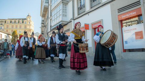 Desfile de traje tradicional gallego en el Domingo das Mozas