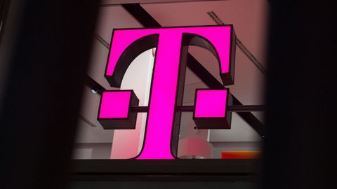 El logo de Deutsche Telekom en una tienda de Colonia