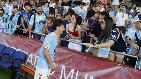 El jugador del Celta Hugo Gonz&aacute;lez, con aficionados en A Lomba tras el amistoso ante el Sporting de Gij&oacute;n.