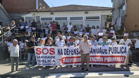 Juan Manuel Loureiro, portavoz de SOS Sanidade P�blica en Pontevedra, fue el encargado de dirigirse a los vecinos durante la concentraci�n