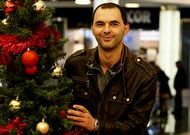 Gonzalo est� en paro y reside con sus padres; la familia entera vive del negocio que regentan.