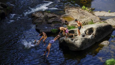 El río Avia, en Ribadavia, es un recurso para escapar del calor en los días de verano sofocantes.