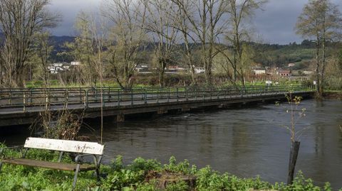 Ro Avia a su paso por el puente de A Quinza en Ribadavia