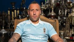 Santi Cazorla, con la camiseta del centenario del Real Oviedo