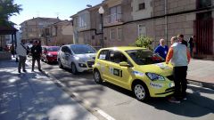 Numerosos curiosos se acercaron a ver los coches en Ver�n