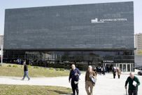 Habr� buses desde Correos hasta Caranza. 