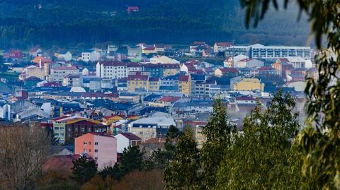 CARBALLO. La parroquia de San Xo�n de Carballo es la que m�s viviendas tiene: 8.383. Con una mediana de edad muy reciente: solo 33 a�os (es la menor del municipio, junto con B�rtoa, exactamente la misma cifra). En la otra parte de la tabla est�n Cances, Vilela y Rus, con 54 a�os de promedio en los tres casos, frente a los 52 de Sof�n, Aldemunde y Arda�a. En Entrecruces est�n en 51 a�os.