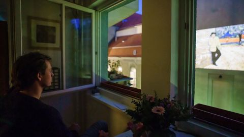 Un ciudadano berlin�s asiste desde su ventana a la proyecci�n de �Loving Vincent�