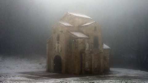 Aspecto que presenta el monumento prerromnico de San Miguel de Lillo durante una nevada cada Oviedo.