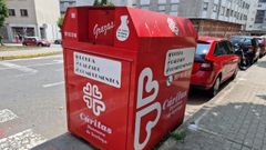 Foto de archivo de un contenedor de C�ritas en Ribeira.