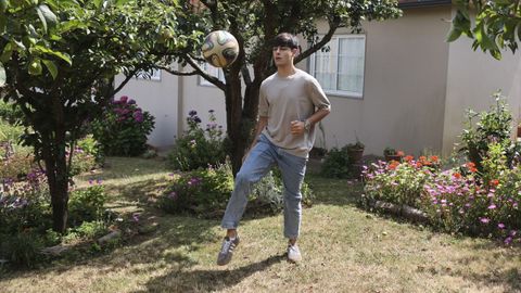 Juan con el bal�n en casa de su abuela en Arz�a