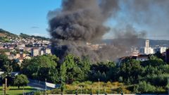 Humo negro sobre la ciudad de Ourense provocado por el incendio de material almacenado en un poblado de O Vinte�n.
