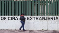 Una mujer camina dejando al lado una oficina de extranjer�a, en una imagen de archivo. 