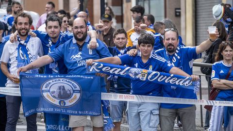 As fue el emocionante recibimiento al autobs del Real Oviedo antes del choque ante el Almera
