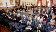 El sal�n de plenos de la cofrad�a de Celeiro se abarrot� en el homenaje a los tripulantes del helic�ptero del SAR, Escuadr�n 803, que en 14-12-1989 rescat� a los 17 marineros de  Mariscador . En primer plano, militares y algunos de los pescadores.