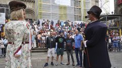 Este viernes, d&iacute;a 24, el mal tiempo oblig&oacute; a resguardar de la lluvia a los gigantes, pero el Coco y la Coca s&iacute; salieron y bailaron durante casi una hora para el p&uacute;blico. En la imagen ?de izquierda a derecha?, junto a Chema, Dani, Alberto (apodado el Gringo, quien suele encarnar al Coco) y Albor. Ayer salieron todos y, como la v&iacute;spera no pudieron hacer su recorrido habitual, bailaron tambi&eacute;n en la plaza del Obradoiro.