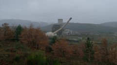 Voladura de la chimenea de la central de carb�n de Anllares, en P�ramo del Sil (Le�n), en noviembre del 2020.