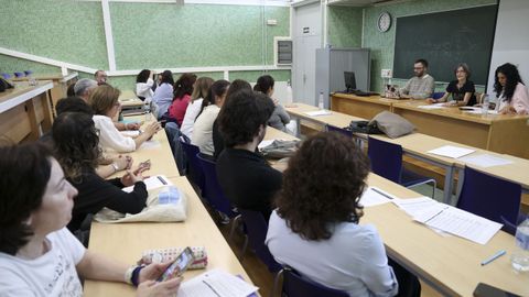 Participantes de la asamblea para exigir clases presenciales de Lat&iacute;n y Griego, este viernes en la Facultade de Filolox&iacute;a de Santiago. 