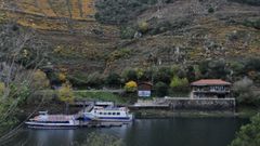 Barcos tursticos de la Diputacin en el embarcadero de Ponte Abeleda (en el municipio de Monforte), en el can del Sil