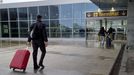 Un pasajero entrando con su maleta en el aeropuerto de Alvedro.