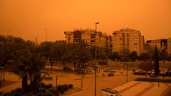 Un �excepcional� episodio de polvo sahariano ti�e de naranja los cielos de media Espa�a