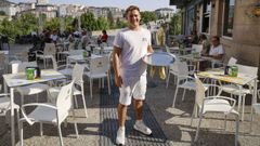 Daniel Rojas, camarero que trabaja en una cafetera ourensana en plena ola de calor.