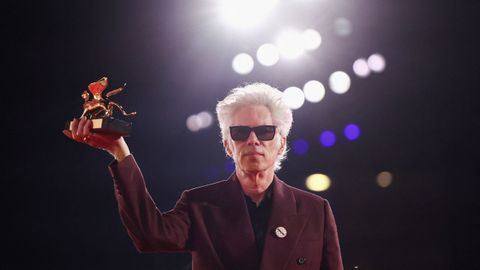 El cineasta estadounidense Jim Jarmusch festeja el León de Oro de la 82.ª Mostra tras recibir la estatuilla de manos del periodista Pietrangelo Buttafuoco, presidente de la Fundación Bienal de Venecia, por su película «Father Mother Sister Brother».
