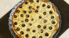 La aceituna negra es muy usada en cocina para elaborar platos como esta tarta de calabac�n queso galmesano