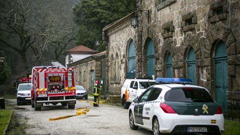 Amplio despliegue de medios de emergencias en la central del Tambre