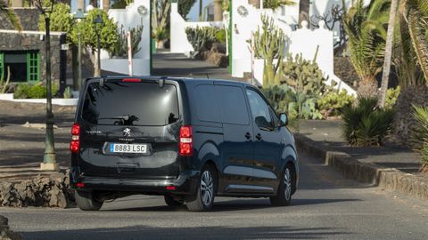 La furgoneta que traslada a Pedro S�nchez a la residencia de La Mareta, en el municipio de Teguise
