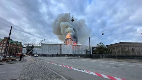 Incendio en el antiguo edificio de la Bolsa de Copenhague