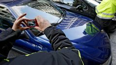 Los controladores de la zona azul van provistos de una c�mara para fotografiar los coches