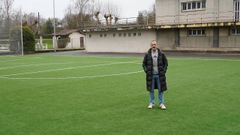 El alcalde de Siero, �ngel Garc�a, visita la nueva pista de c�sped artificial.