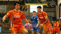 Charly controla el bal�n ante la mirada de Pitero durante el partido contra el M�stoles.