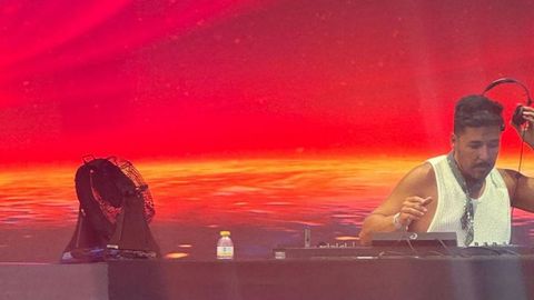 DJ Iampiti, de Foz, en la «warm up session» del concierto de JLo