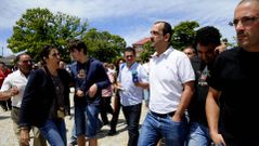 La toma de posesi�n de Rafael P�rez, en el a�o 2011, fue contestada por un grupo de vecinos. En la imagen, increpando al edil del PP, Roberto Di�guez