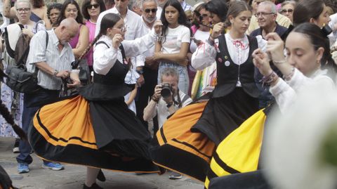 El grupo municipal de danza tradicional de Monforte actu tras la ofrenda floral en A Rgoa