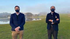 Mario Covelo (derecha) visit� el campo de Xaz en compa��a del gerente de Golf Xaz, Alfonso Casti�eira
