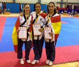 Las componentes del tr�o del club Tao, con las medallas de bronce.