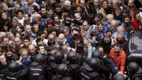 Agentes antidisturbios de la Polica Nacional intentan frenar a una muchedumbre en el colegio Ramn Llull de Barcelona el 1-O, en el 2017