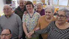 Iris Ro, en el centro, rodeada de mayores en el centro de da Xestal, en el concello de Monfero