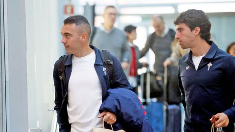 Los jugadores del Celta Iago Aspas y Hugo Gonz�lez, en el aeropuerto de Peinador la semana pasada, antes de viajar a Glasgow.