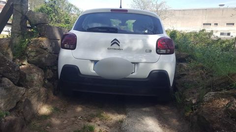 Coche encajado en un muro en Ourense