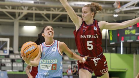 Marina Gea en una entrada a canasta durante el partido celebrado en Navia