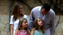 Gestos de cari�o entre los reyes y sus hijas