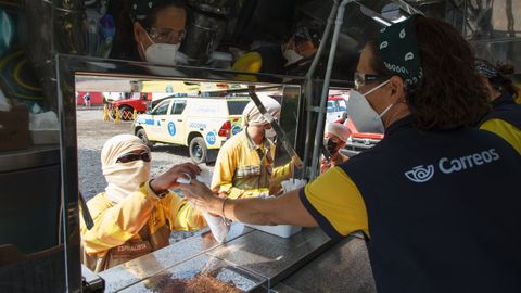 Voluntarias de World Central Kitchen, la ONG del chef Jos Andrs, colaboran con los evacuados de La Palma