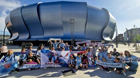 Aficionados del Celta, reunidos por La Voz en Bala�dos antes del desplazamiento a Getafe.